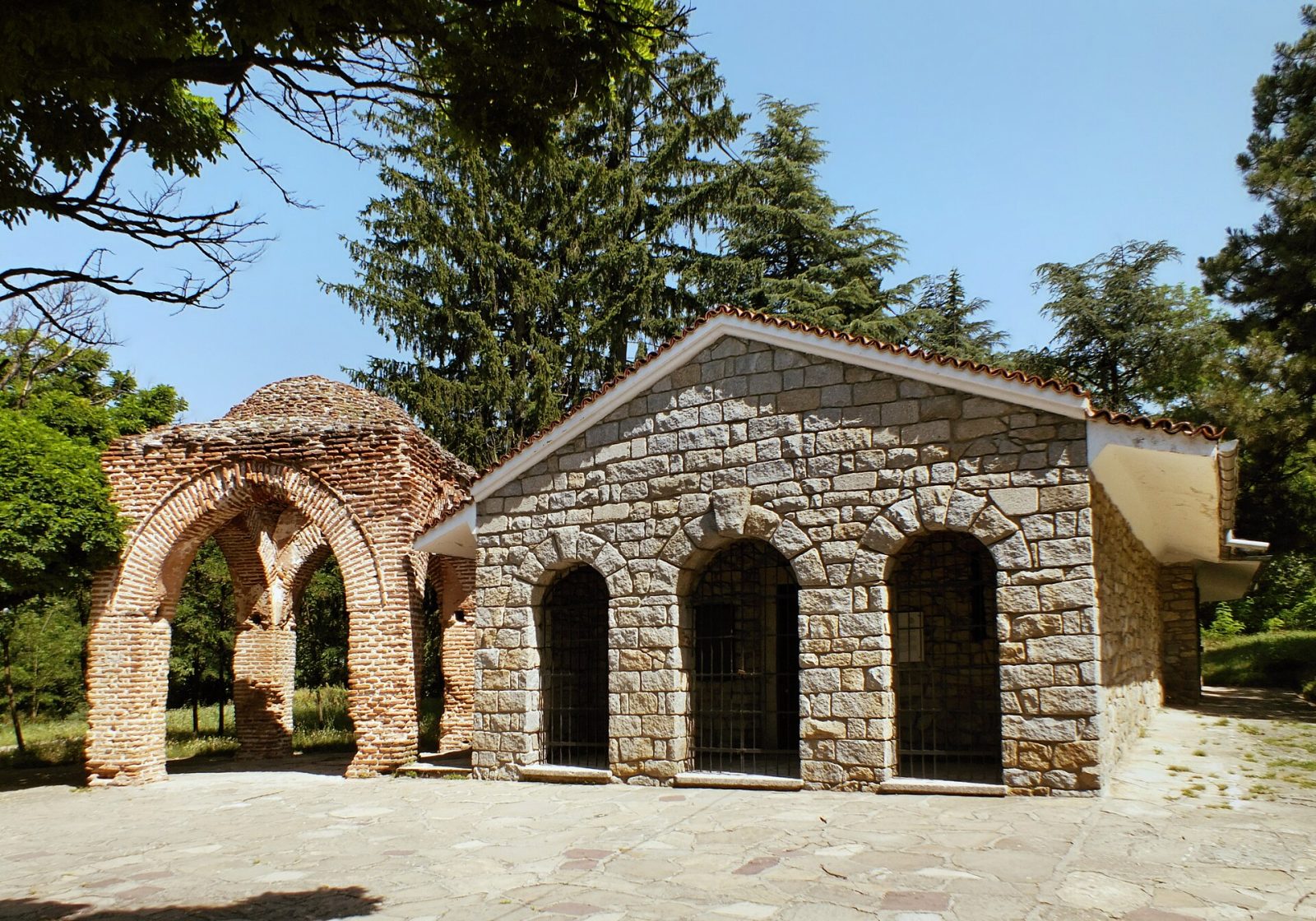 Thracian Tomb of Kazanlak and Chudomir Museum