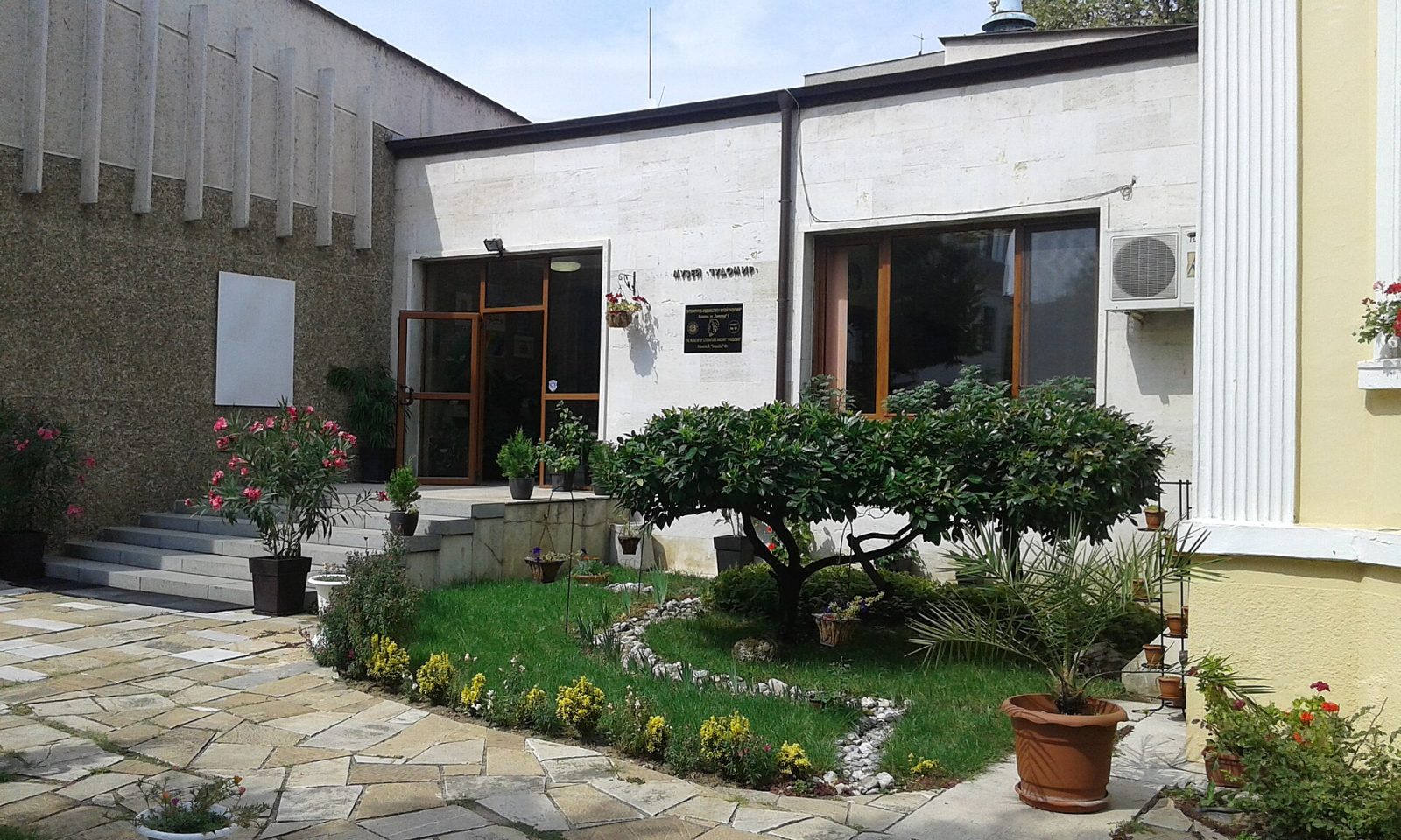 Thracian Tomb of Kazanlak and Chudomir Museum