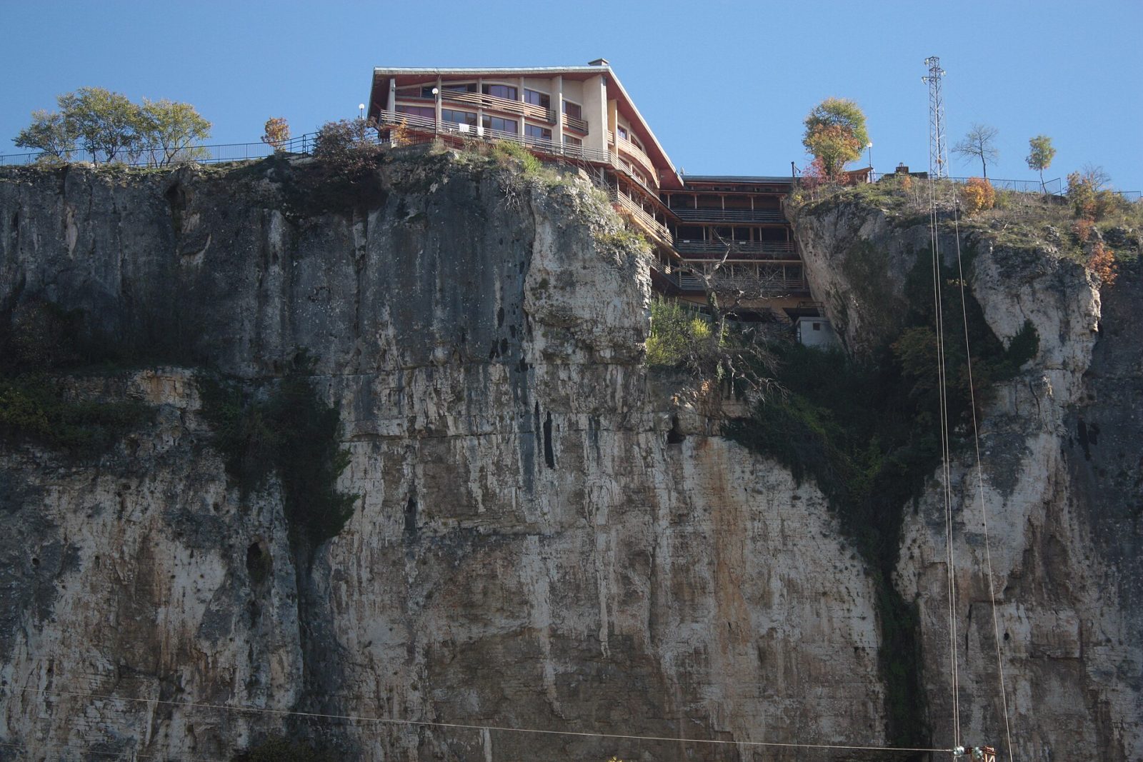 National Cave House, Karlukovo